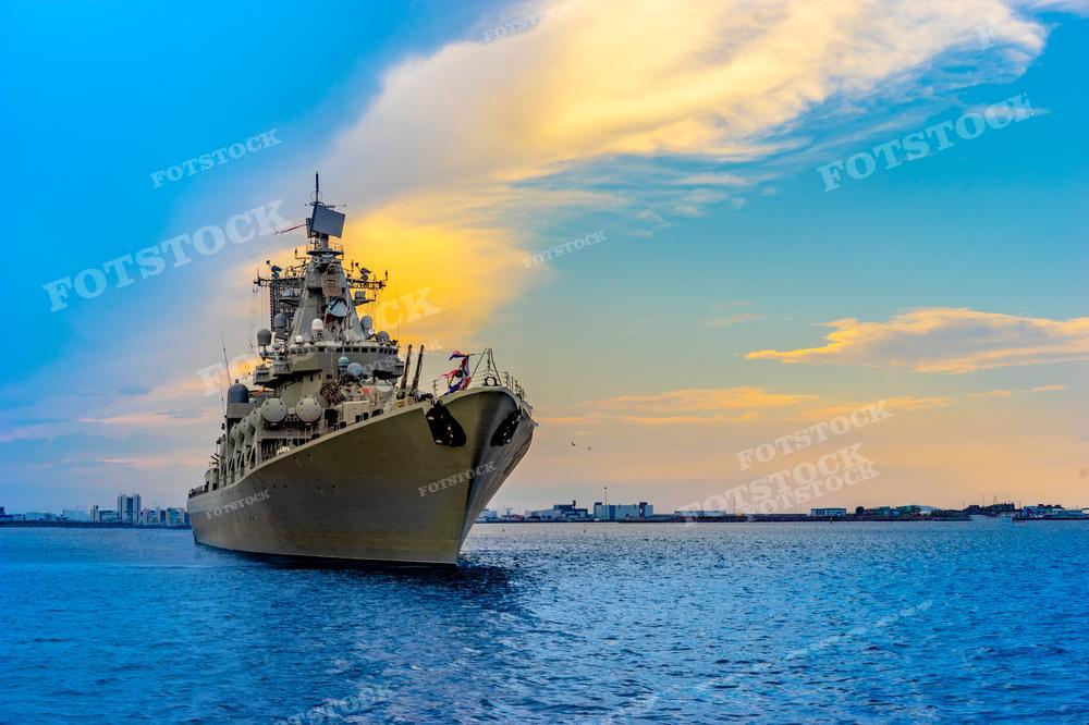 Фотография показывает военный корабль. Это изображение может быть использовано в военных публикациях, на сайтах оборонных ведомств, в новостных статьях о морской безопасности и военных маневрах.